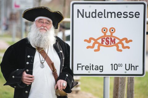 Rüdiger Weida  hat einen langen weißen Bart und ist gekleidet wie ein Pirat