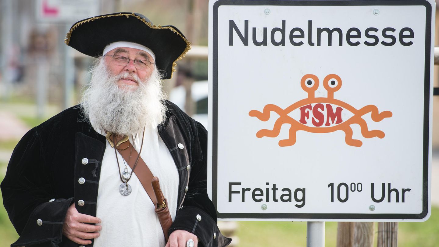 Rüdiger Weida  hat einen langen weißen Bart und ist gekleidet wie ein Pirat