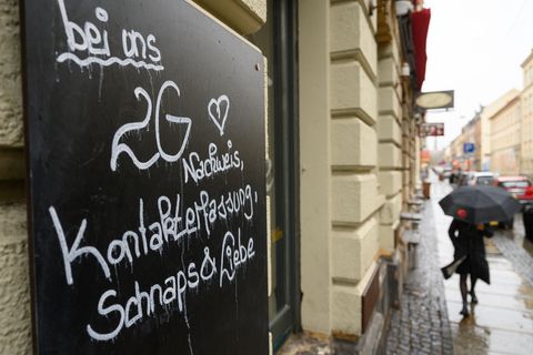 2G-Hinweis an einer Bar in der Dresdner Neustadt