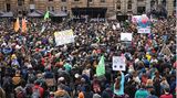 Protestierende stehen vor der Bühne am George Square
