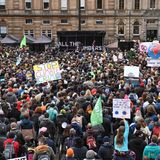 Protestierende stehen vor der Bühne am George Square