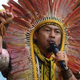 Der Häuptling der indigenen Völker, Ninawa Huni Kui, spricht zu den Klimaaktivisten