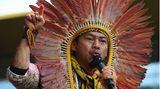 Der Häuptling der indigenen Völker, Ninawa Huni Kui, spricht zu den Klimaaktivisten