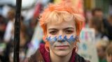 Klimaaktivistin hat sich aus Protest kreativ bemalt