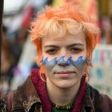 Klimaaktivistin hat sich aus Protest kreativ bemalt
