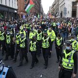Polizisten begleiten den Klimaprotest in Glasgow