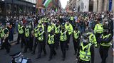 Polizisten begleiten den Klimaprotest in Glasgow