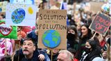 Jung und Alt protestieren gegen die Erderwärmung