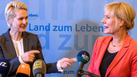 Manuela Schwesig (l.) und Simone Oldenburg haben sich auf einen Koalitionsvertrag geeinigt