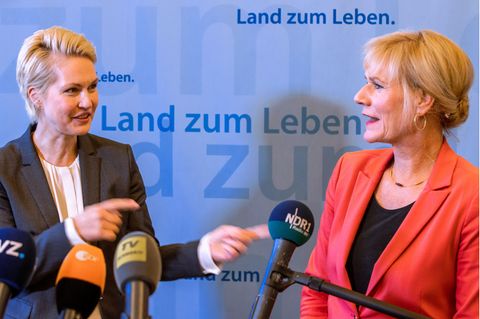 Manuela Schwesig (l.) und Simone Oldenburg haben sich auf einen Koalitionsvertrag geeinigt