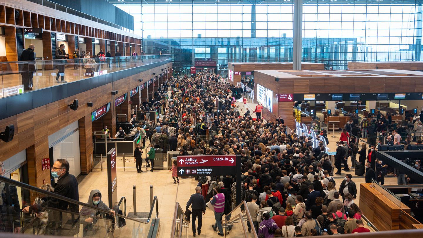Pannen-Flughafen: Passagiere stehen vor den Abfertigungsschaltern an. Nach einem Feueralarm am Flughafen BER wurde der Sicherheitsbereich geräumt und die Fluggäste mussten ein zweites mal durch die Sicherheitskontrolle. Passagiere stehen vor den Abfertigungsschaltern an. Nach einem Feueralarm am Flughafen BER wurde der Sicherheitsbereich geräumt und die Fluggäste mussten ein zweites mal durch die Sicherheitskontrolle.