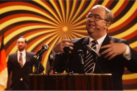 Sebastian Krumbiegel in Böhmermanns Musical "Der Eierwurf von Halle"