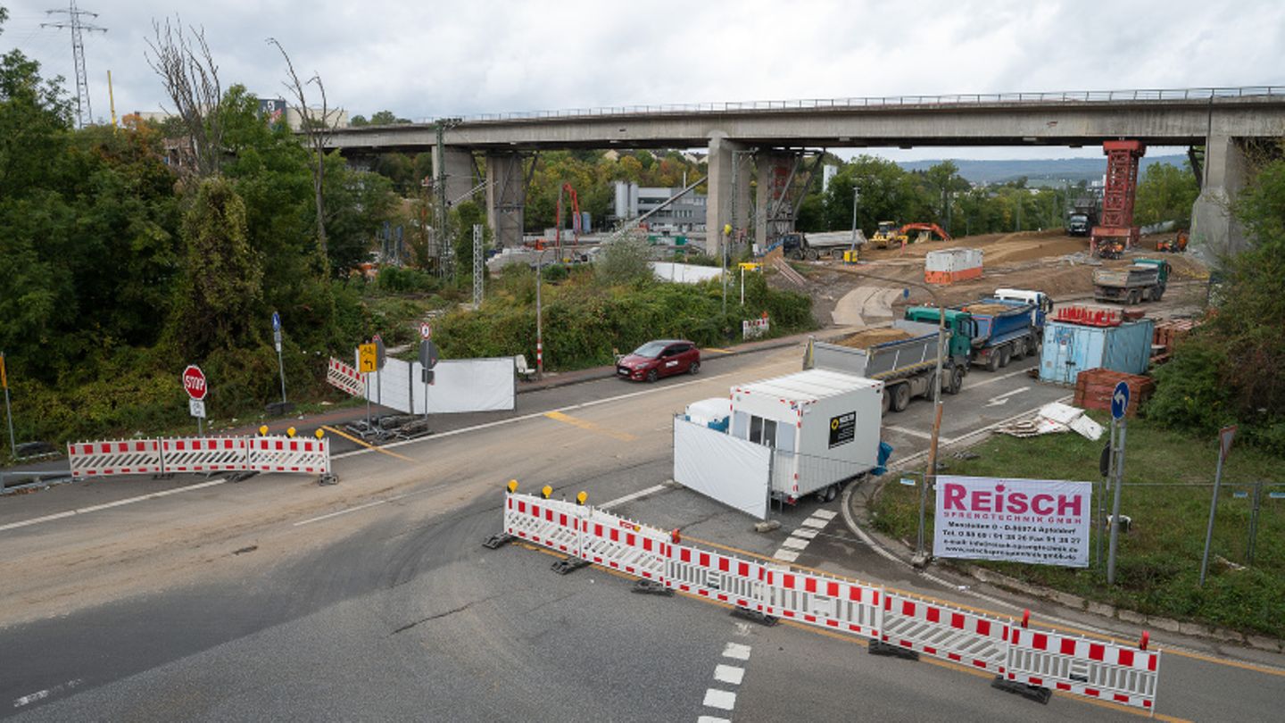 Eine Baustelle an der Salzbachtalbrücke bei Wiesbaden. Ein Teil der Brücke war im Juni abgesackt
