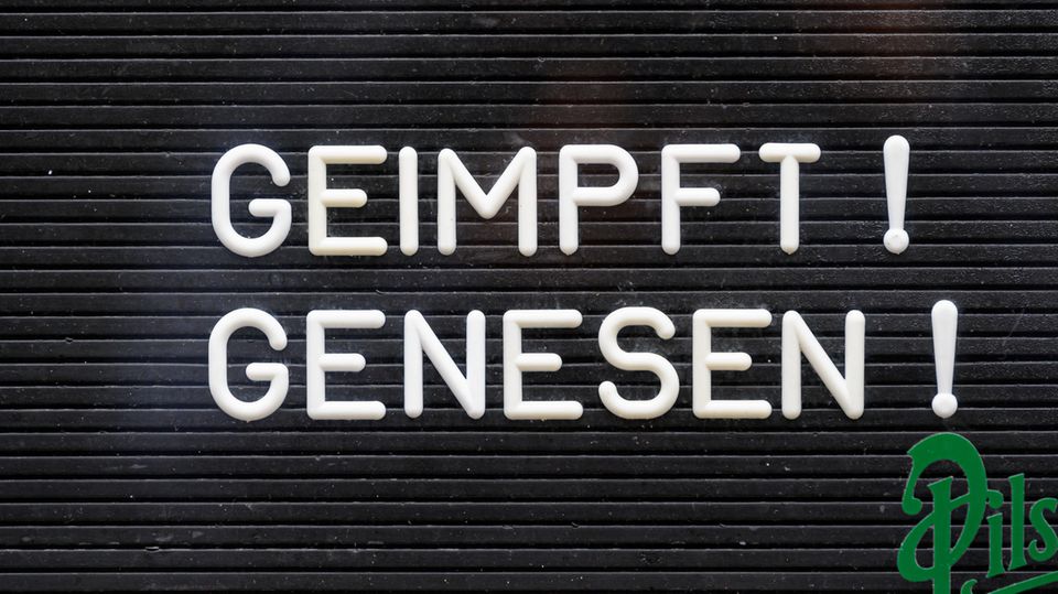 "Geimpft! Genesen!" steht auf einem Schild an einer Bar in der Dresdner Neustadt