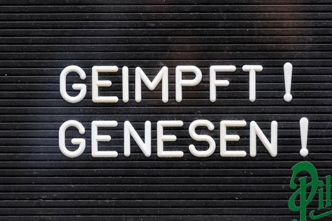 "Geimpft! Genesen!" steht auf einem Schild an einer Bar in der Dresdner Neustadt