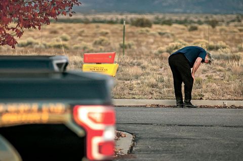 Ein verstörter Alec Baldwin steht nach der Vernehmung auf dem Parkplatz der Polizei in Santa Fe. Baldwin hatte unabsichtlich die Kamerafrau Halyna Hutchins erschossen.