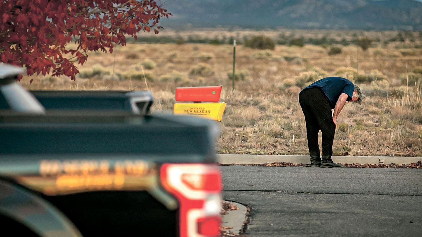 Ein verstörter Alec Baldwin steht nach der Vernehmung auf dem Parkplatz der Polizei in Santa Fe. Baldwin hatte unabsichtlich die Kamerafrau Halyna Hutchins erschossen.