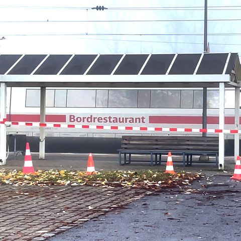 Ein ICE steht am Bahnhof
