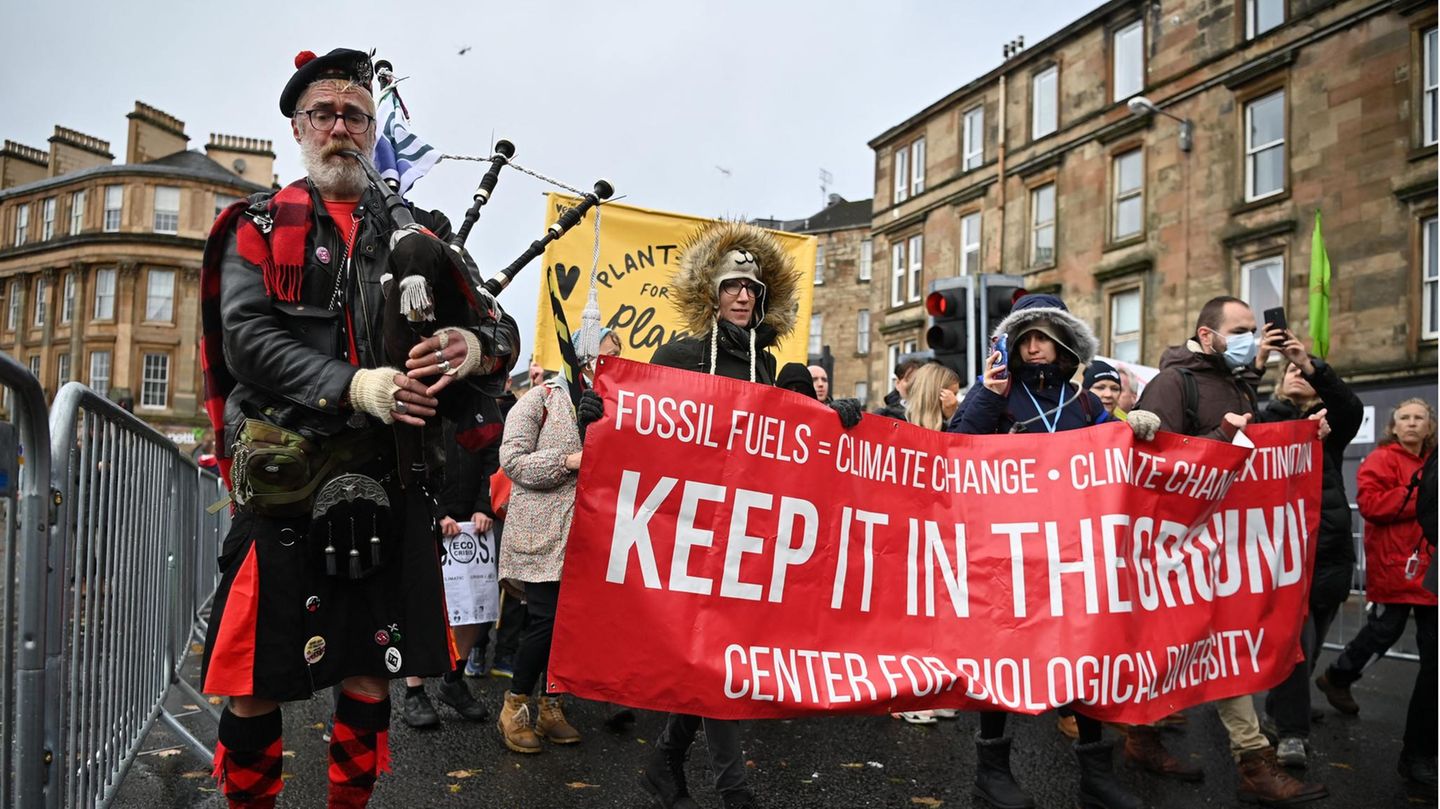 Dudelsack-Spieler begleitet den Klimaprotest