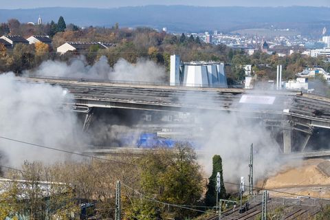 Die Salzbachtalbrücke in Wiesbaden wird gesprengt