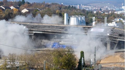 Die Salzbachtalbrücke in Wiesbaden wird gesprengt