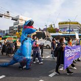 Dino protestiert in Seoul