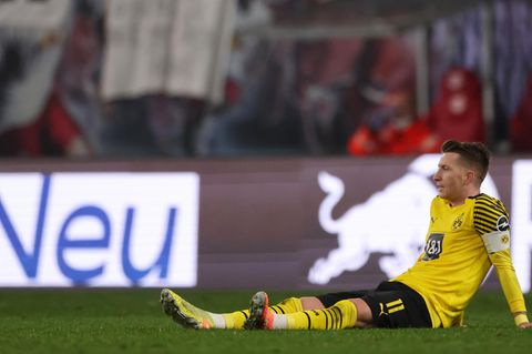 Bundesliga: Ein enttäuschter Marco Reus sitzt nach der 1:2-Pleite gegen Leipzig auf dem Rasen