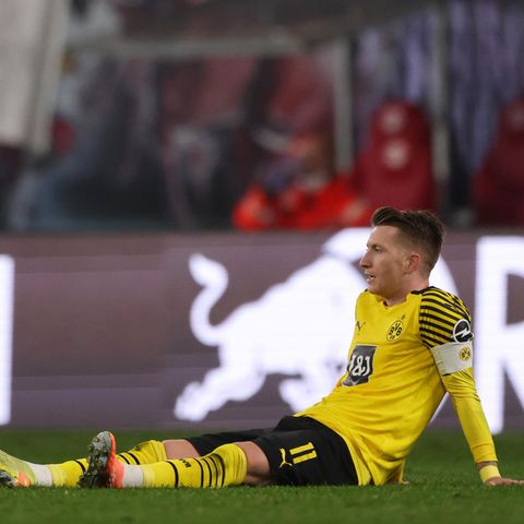 Bundesliga: Ein enttäuschter Marco Reus sitzt nach der 1:2-Pleite gegen Leipzig auf dem Rasen