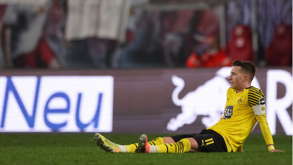 Bundesliga: Ein enttäuschter Marco Reus sitzt nach der 1:2-Pleite gegen Leipzig auf dem Rasen