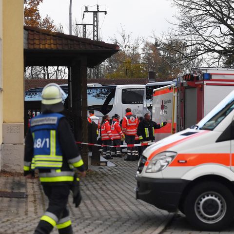 Bayern: Einsatzkräfte nach der Messerattacke in einem ICE an einem Bahnhof
