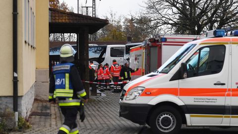 Bayern: Einsatzkräfte nach der Messerattacke in einem ICE an einem Bahnhof