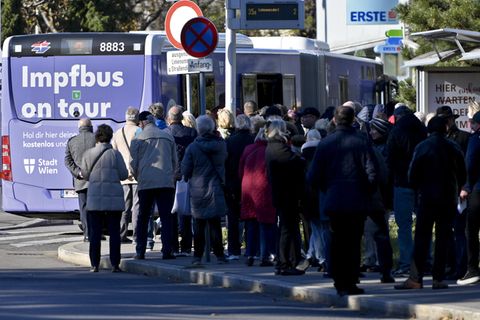 Österreicher stehen für die Corona-Impfung Schlange
