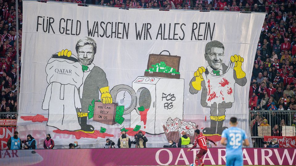 Bundesliga im Stern-Check: Eigentlich lief das Wochenende für den FC Bayern München perfekt. Das Topspiel gegen Freiburg gewonnen, Verfolger Dortmund lässt in Leipzig Federn. Die Bayern sind auf dem Weg zur neunten Meisterschaft in Serie. Eigentlich alles perfekt, wenn da nicht die leidigen Fans wären, die das Spiel zum Protest gegen die Partnerschaft der Bayern mit WM-Gastgeber Katar und der Fluggesellschaft Qatar Airways nutzten. "Für Geld waschen wir alles rein", stand auf einem großen Transparent, das wenige Minuten nach Anpfiff der zweiten Spielhälfte in der Südkurve gezeigt wurde. Zu sehen waren der Vorstandsvorsitzende Oliver Kahn und Vereinspräsident Herbert Hainer. Gefallen haben dürfte es den Bayern-Bossen nicht, bis zum nächsten Trainingslager in Katar ist dies aber sicherlich vergessen. Eigentlich lief das Wochenende für den FC Bayern München perfekt. Das Topspiel gegen Freiburg gewonnen, Verfolger Dortmund lässt in Leipzig Federn. Die Bayern sind auf dem Weg zur neunten Meisterschaft in Serie. Eigentlich alles perfekt, wenn da nicht die leidigen Fans wären, die das Spiel zum Protest gegen die Partnerschaft der Bayern mit WM-Gastgeber Katar und der Fluggesellschaft Qatar Airways nutzten. "Für Geld waschen wir alles rein", stand auf einem großen Transparent, das wenige Minuten nach Anpfiff der zweiten Spielhälfte in der Südkurve gezeigt wurde. Zu sehen waren der Vorstandsvorsitzende Oliver Kahn und Vereinspräsident Herbert Hainer. Gefallen haben dürfte es den Bayern-Bossen nicht, bis zum nächsten Trainingslager in Katar ist dies aber sicherlich vergessen.