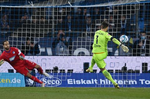 Bochums Torhüter Manuel Riemann verschießt in der Bundesliga einen Foulelfmeter