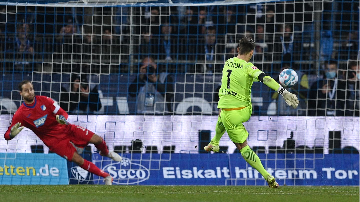 Bochums Torhüter Manuel Riemann verschießt in der Bundesliga einen Foulelfmeter Bochums Torhüter Manuel Riemann verschießt in der Bundesliga einen Foulelfmeter