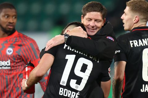 Trainer Oliver Glasner umarmt seinen Spieler Rafael Borre