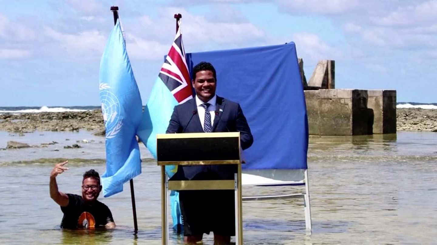 World Climate Conference: Foreign Minister of Tuvalu stands with lectern in the water (video)
