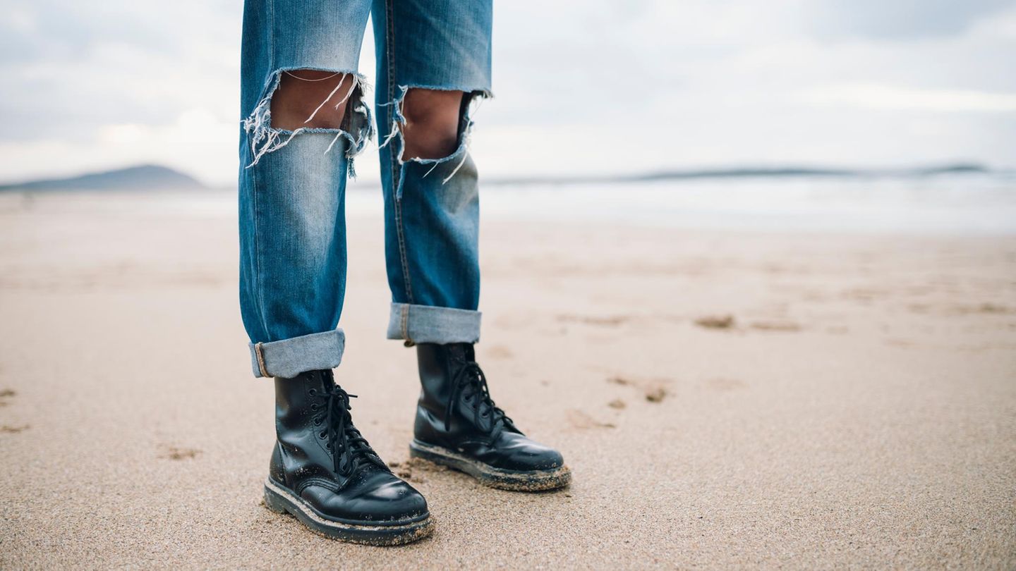 Eine Frau trägt Doc Martens Schuhe