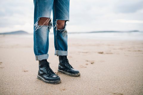 Eine Frau trägt Doc Martens Schuhe