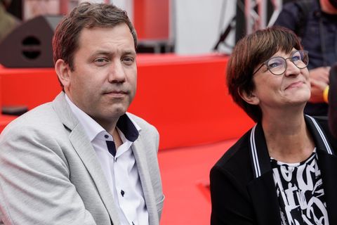 Der bisherige SPD-Generalsekretär Lars Klingbeil und Co-Parteichefin Saskia Esken