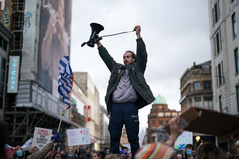 Mann protestiert fürs Klima in Glasgow