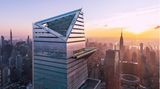 Im Nordturm der Hudson Yards befindet sich eine der fünf spektakulärsten Aussichtsplattformen der Stadt, unterhalb der schiefen Spitze in einer Höhe von 336 Metern. Wer genau hinsieht, entdeckt die Kletterer auf der Rampe zur rechten Spitze.