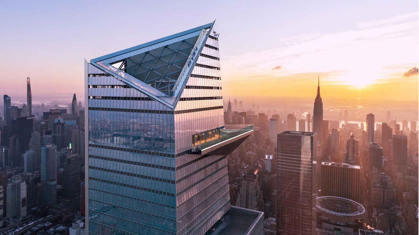Im Nordturm der Hudson Yards befindet sich eine der fünf spektakulärsten Aussichtsplattformen der Stadt, unterhalb der schiefen Spitze in einer Höhe von 336 Metern. Wer genau hinsieht, entdeckt die Kletterer auf der Rampe zur rechten Spitze.