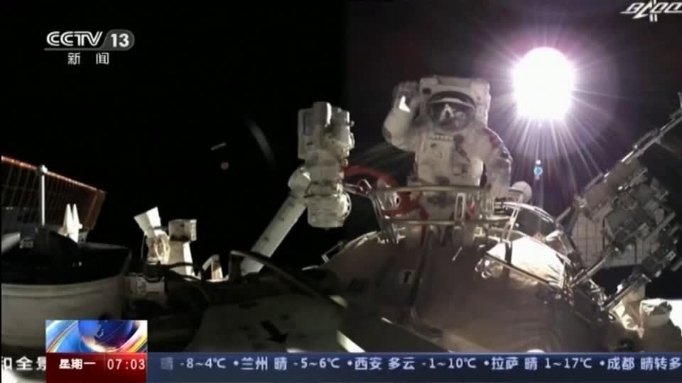 Video: Chinas Weltraum-Crew macht einen Spacewalk Video: Chinas Weltraum-Crew macht einen Spacewalk