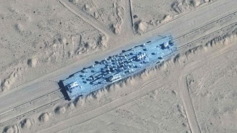 Das Satellitenbild von  Maxar Technologies zeigt eine der Kriegsschiffattrappen in der Taklamakan-Wüste in China