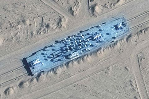 Das Satellitenbild von  Maxar Technologies zeigt eine der Kriegsschiffattrappen in der Taklamakan-Wüste in China