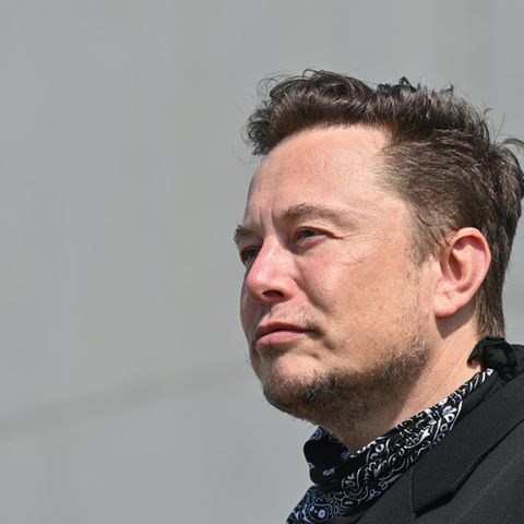  Elon Musk steht bei einem Pressetermin im August auf dem Gelände der Tesla Gigafactory. 