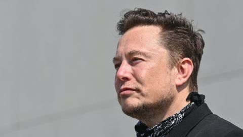  Elon Musk steht bei einem Pressetermin im August auf dem Gelände der Tesla Gigafactory. 