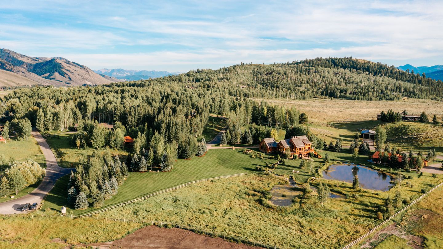 Das 2,71 Hektar große Anwesen liegt nahe der zu den Rocky Mountains gehörenden Teton-Bergkette. Neben dem Haupthaus gibt es noch ein Gästehaus mit drei weiteren Schlafzimmern.