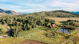 Das 2,71 Hektar große Anwesen liegt nahe der zu den Rocky Mountains gehörenden Teton-Bergkette. Neben dem Haupthaus gibt es noch ein Gästehaus mit drei weiteren Schlafzimmern.